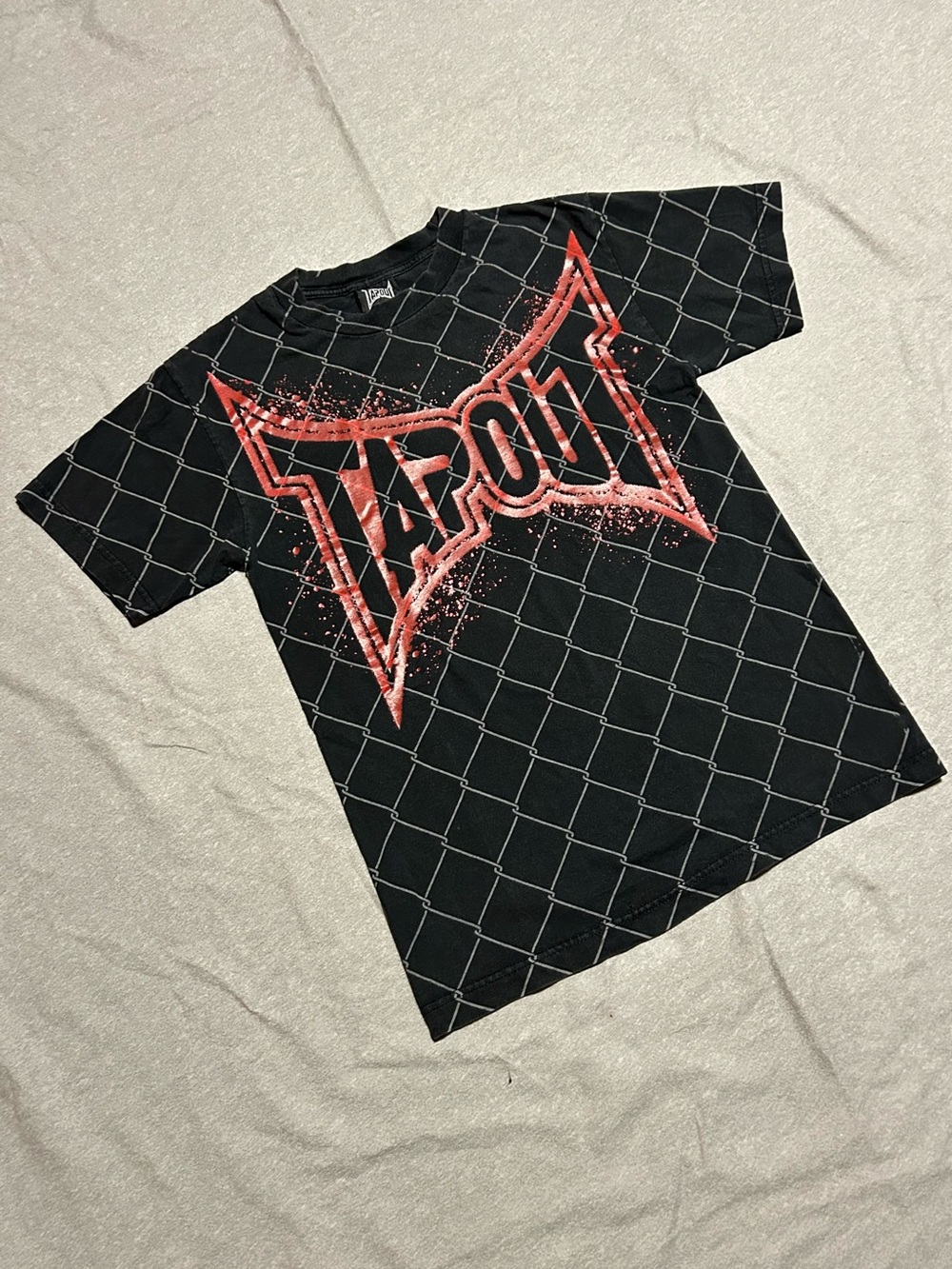 Vintage Y2K Tapout Chain Link Graphic Tee Size S
